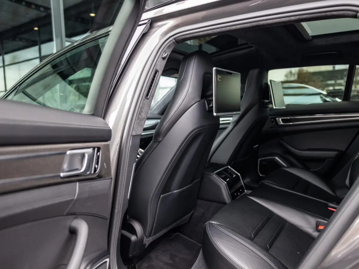 4.0 Turbo | VIERWIELBESTURING | SFEERVERLICHTING | SOFTCLOSE | TV SCHERMEN ACHTER | PASM LUCHTVERING | SPORTUITLAATSYSTEEM | 21 INCH 911 TURBO DESIGN | AGAATGRIJS | PANORAMA/SCHUIF-KANTELDAK