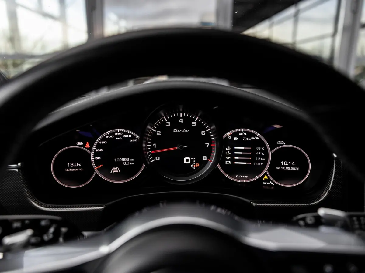 4.0 Turbo | VIERWIELBESTURING | SFEERVERLICHTING | SOFTCLOSE | TV SCHERMEN ACHTER | PASM LUCHTVERING | SPORTUITLAATSYSTEEM | 21 INCH 911 TURBO DESIGN | AGAATGRIJS | PANORAMA/SCHUIF-KANTELDAK