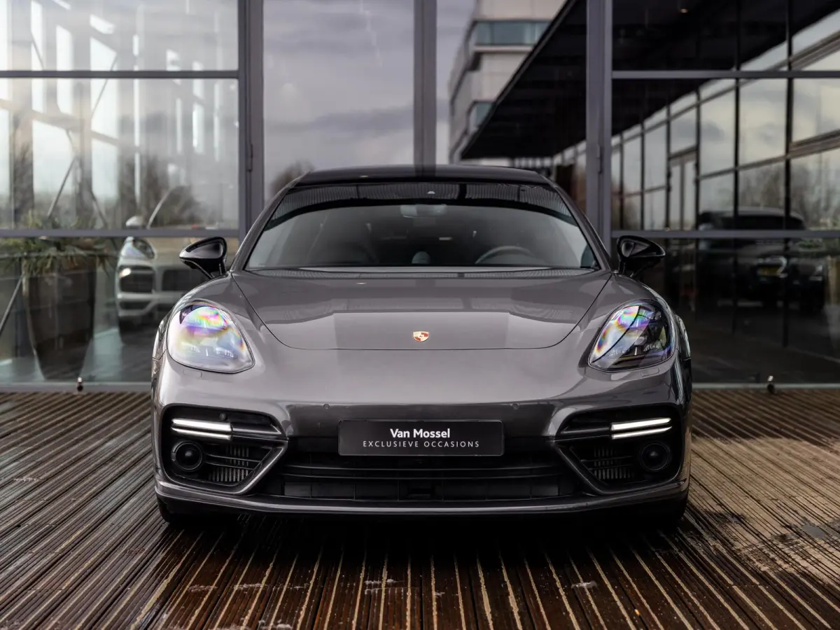 4.0 Turbo | VIERWIELBESTURING | SFEERVERLICHTING | SOFTCLOSE | TV SCHERMEN ACHTER | PASM LUCHTVERING | SPORTUITLAATSYSTEEM | 21 INCH 911 TURBO DESIGN | AGAATGRIJS | PANORAMA/SCHUIF-KANTELDAK