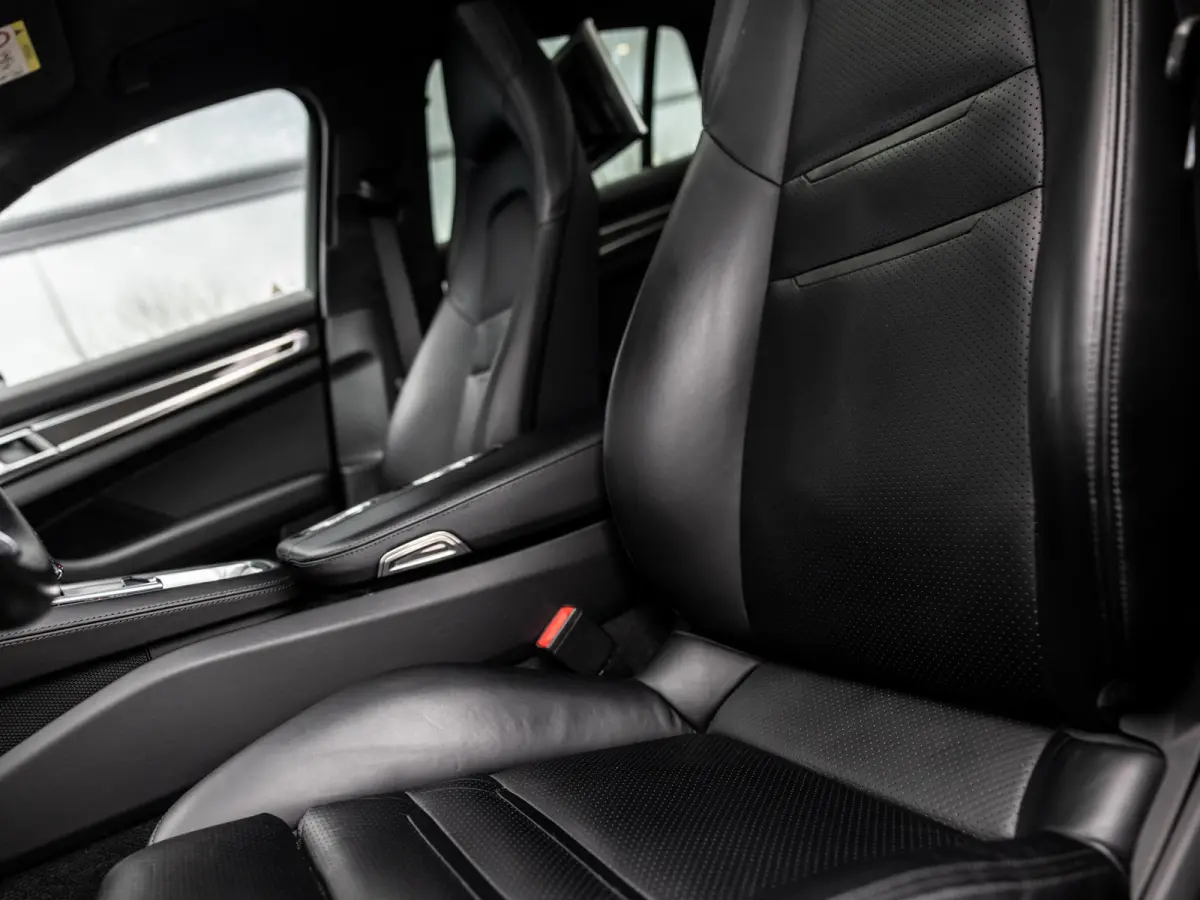 4.0 Turbo | VIERWIELBESTURING | SFEERVERLICHTING | SOFTCLOSE | TV SCHERMEN ACHTER | PASM LUCHTVERING | SPORTUITLAATSYSTEEM | 21 INCH 911 TURBO DESIGN | AGAATGRIJS | PANORAMA/SCHUIF-KANTELDAK