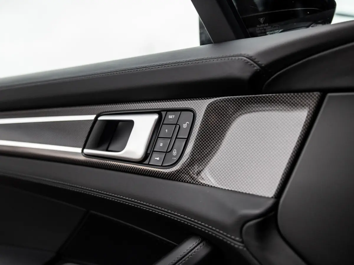 4.0 Turbo | VIERWIELBESTURING | SFEERVERLICHTING | SOFTCLOSE | TV SCHERMEN ACHTER | PASM LUCHTVERING | SPORTUITLAATSYSTEEM | 21 INCH 911 TURBO DESIGN | AGAATGRIJS | PANORAMA/SCHUIF-KANTELDAK
