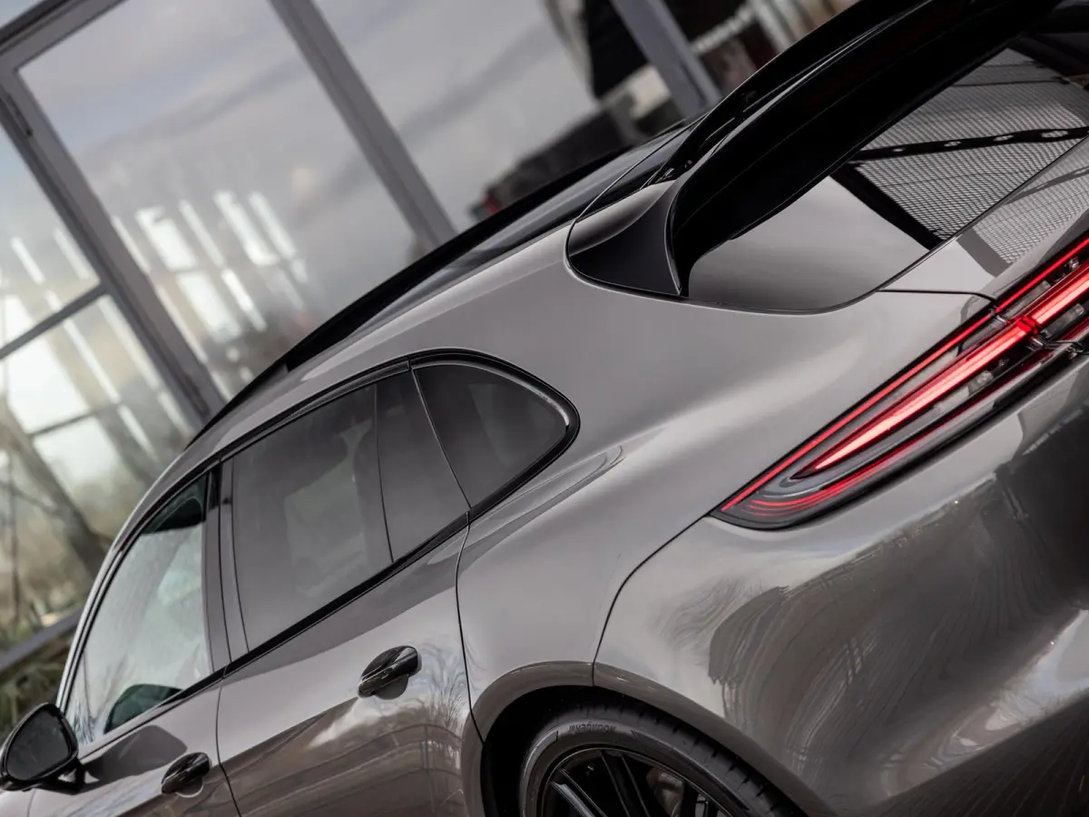 4.0 Turbo | VIERWIELBESTURING | SFEERVERLICHTING | SOFTCLOSE | TV SCHERMEN ACHTER | PASM LUCHTVERING | SPORTUITLAATSYSTEEM | 21 INCH 911 TURBO DESIGN | AGAATGRIJS | PANORAMA/SCHUIF-KANTELDAK