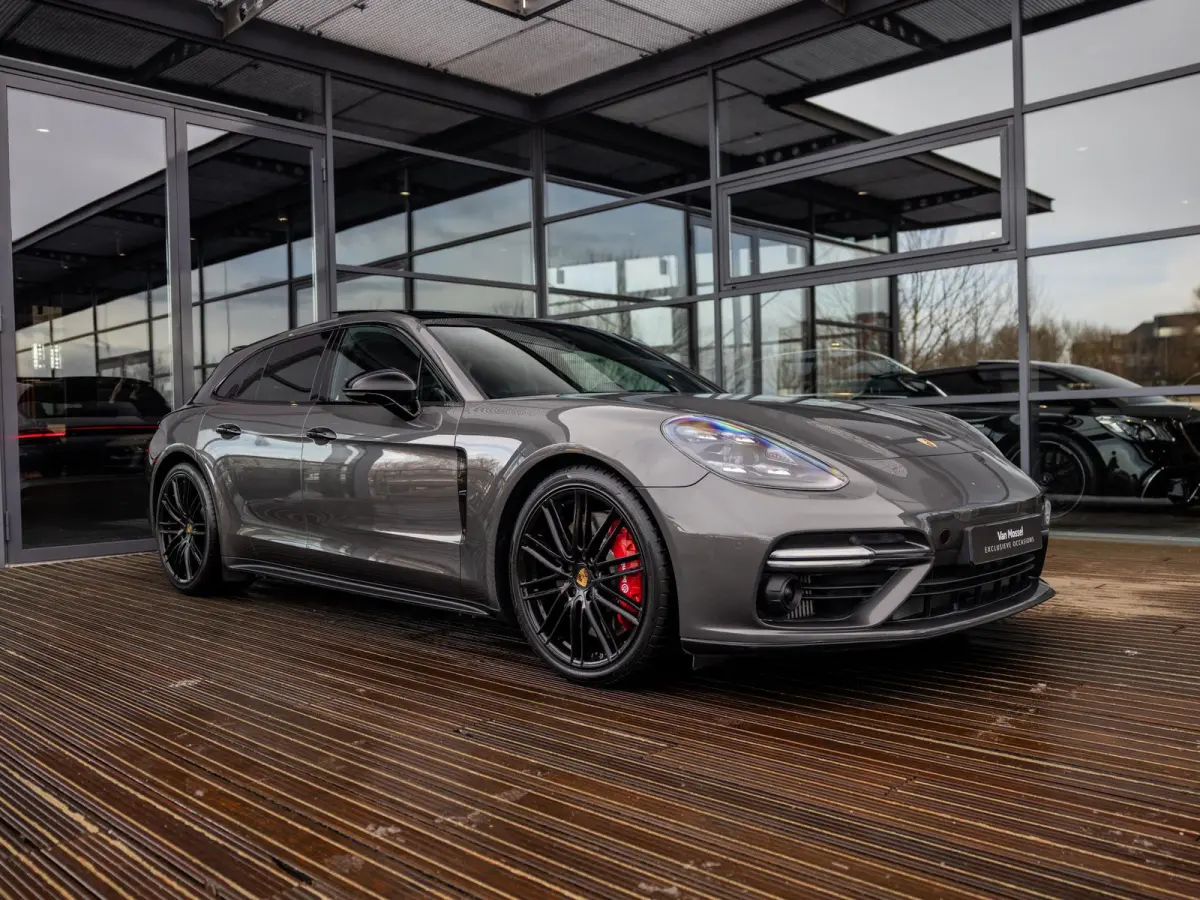 4.0 Turbo | VIERWIELBESTURING | SFEERVERLICHTING | SOFTCLOSE | TV SCHERMEN ACHTER | PASM LUCHTVERING | SPORTUITLAATSYSTEEM | 21 INCH 911 TURBO DESIGN | AGAATGRIJS | PANORAMA/SCHUIF-KANTELDAK