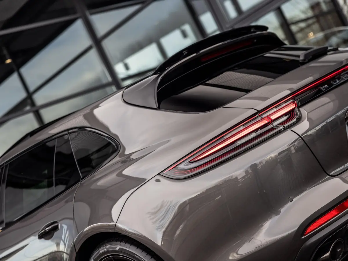 4.0 Turbo | VIERWIELBESTURING | SFEERVERLICHTING | SOFTCLOSE | TV SCHERMEN ACHTER | PASM LUCHTVERING | SPORTUITLAATSYSTEEM | 21 INCH 911 TURBO DESIGN | AGAATGRIJS | PANORAMA/SCHUIF-KANTELDAK