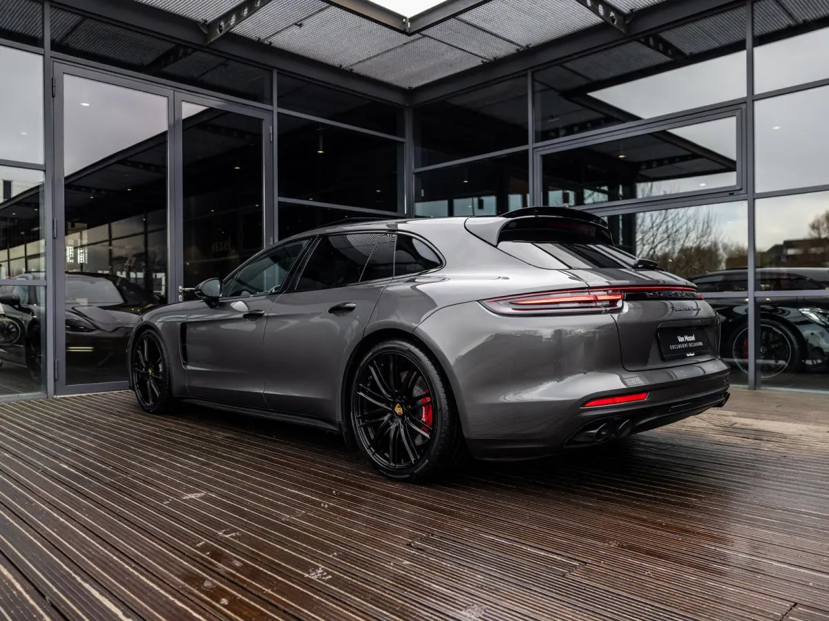 4.0 Turbo | VIERWIELBESTURING | SFEERVERLICHTING | SOFTCLOSE | TV SCHERMEN ACHTER | PASM LUCHTVERING | SPORTUITLAATSYSTEEM | 21 INCH 911 TURBO DESIGN | AGAATGRIJS | PANORAMA/SCHUIF-KANTELDAK