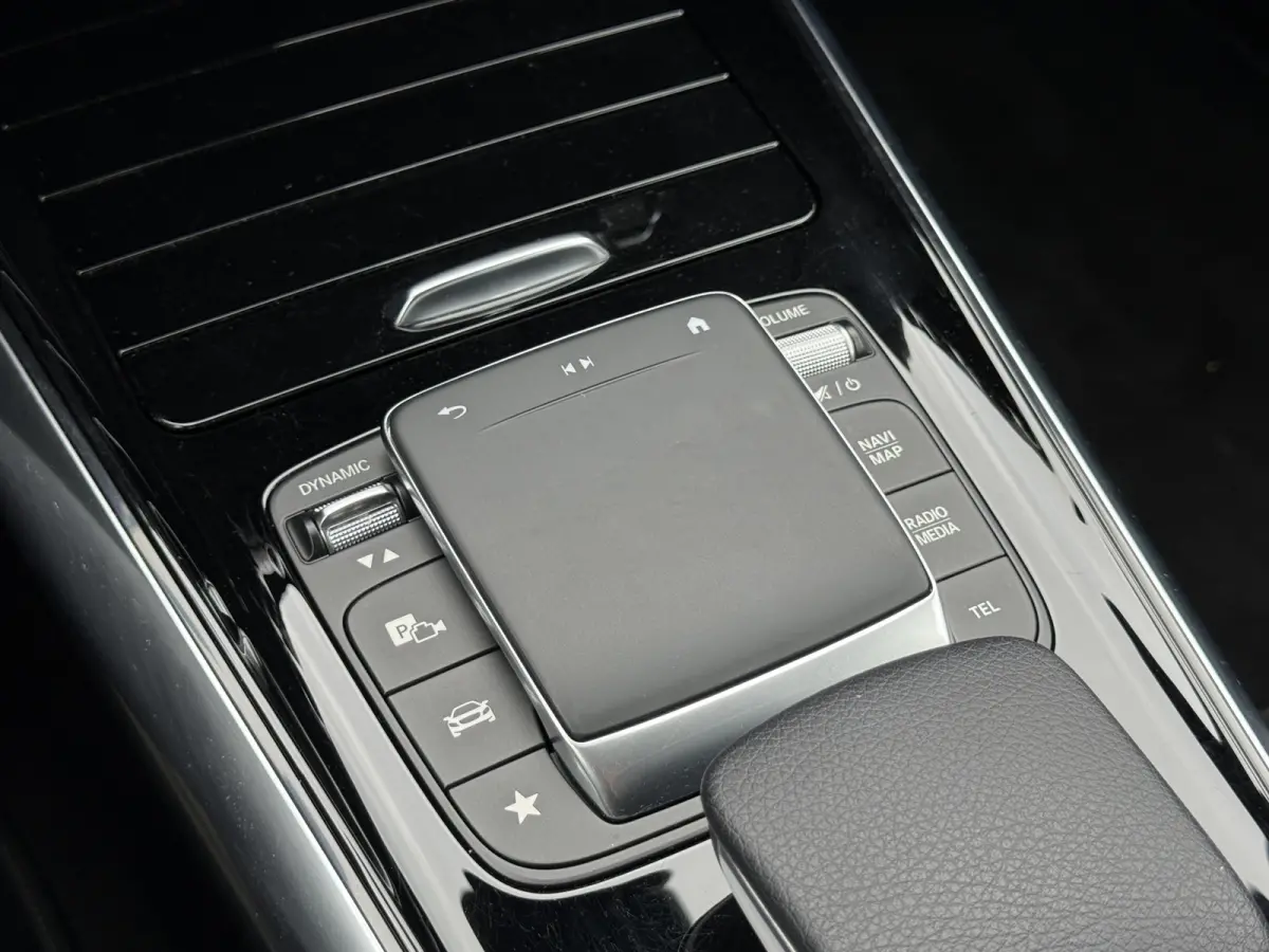 200 Business Solution Luxury | Pano | CarPlay | Camera | LED | 18 inch