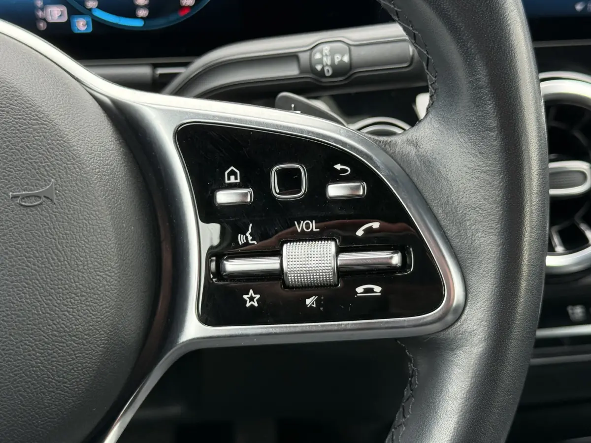 200 Business Solution Luxury | Pano | CarPlay | Camera | LED | 18 inch