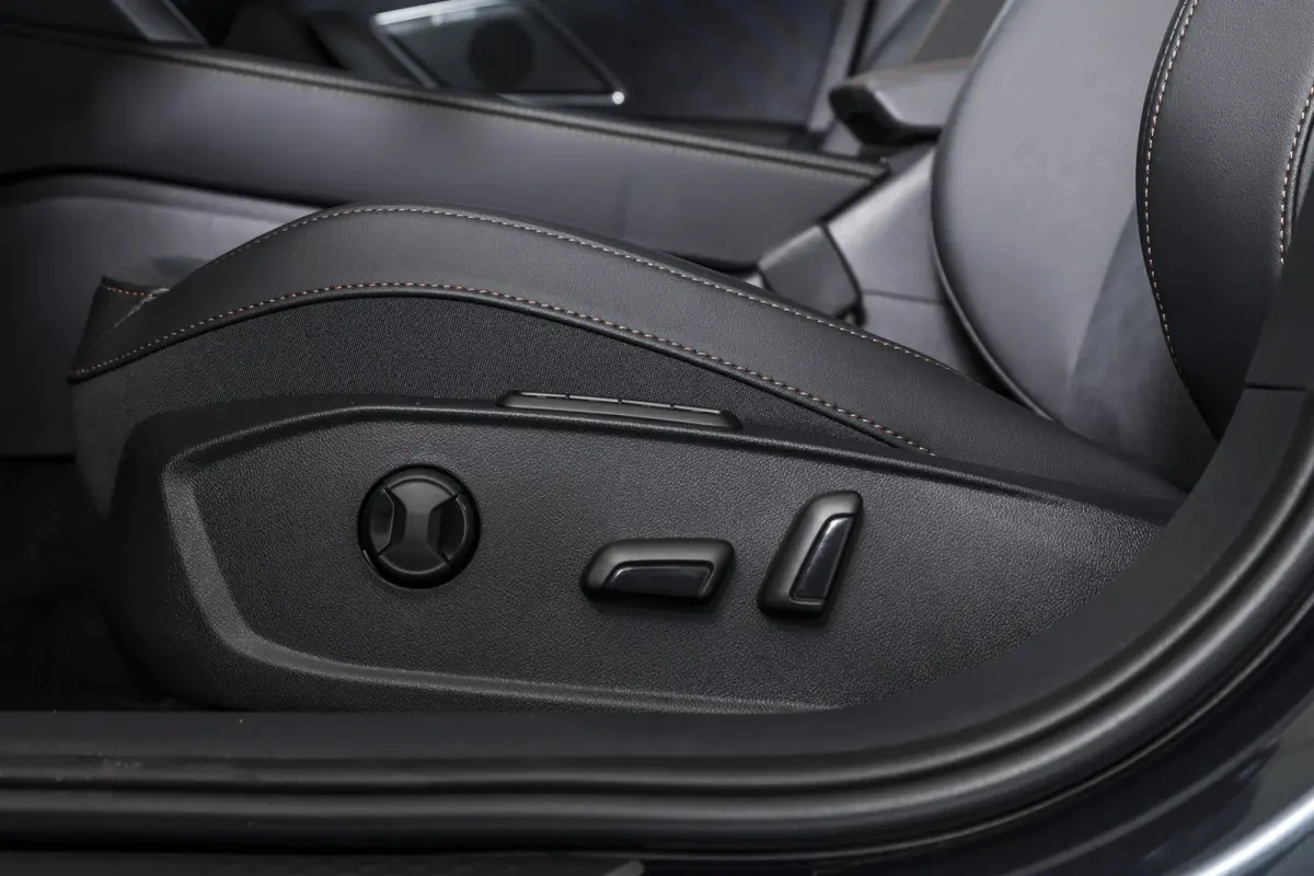 1.5 TSI e-Hybrid 272 PK VZ Performance | Dig. Cockpit | Adapt. Cruise | Stoel-+Stuurverw. | PDC | Camera | NAV + App. Connect | ECC | Sennheiser | Elek. Klep | LM 19" | 6918