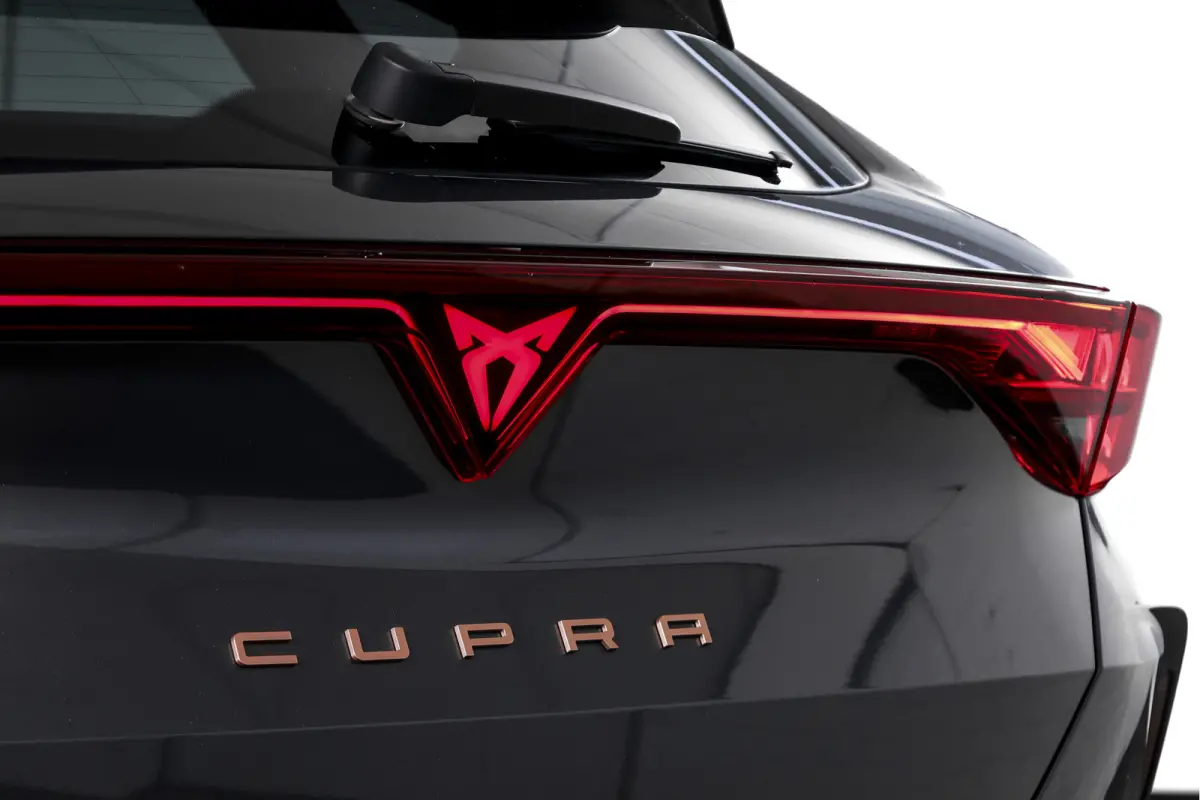 1.5 TSI e-Hybrid 272 PK VZ Performance | Dig. Cockpit | Adapt. Cruise | Stoel-+Stuurverw. | PDC | Camera | NAV + App. Connect | ECC | Sennheiser | Elek. Klep | LM 19" | 6918
