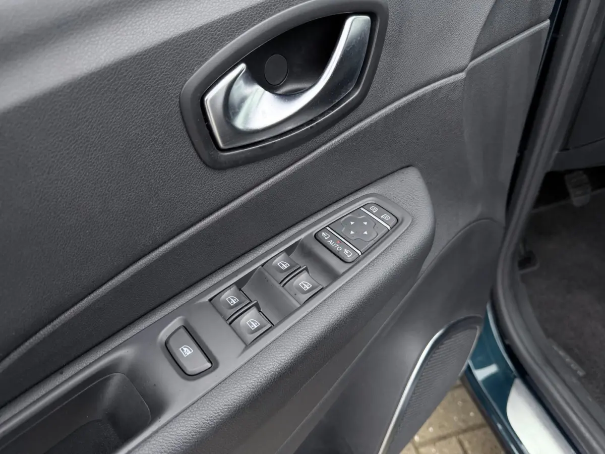 0.9 TCe Limited | NAV | keyless| Carplay | LMV | PDC