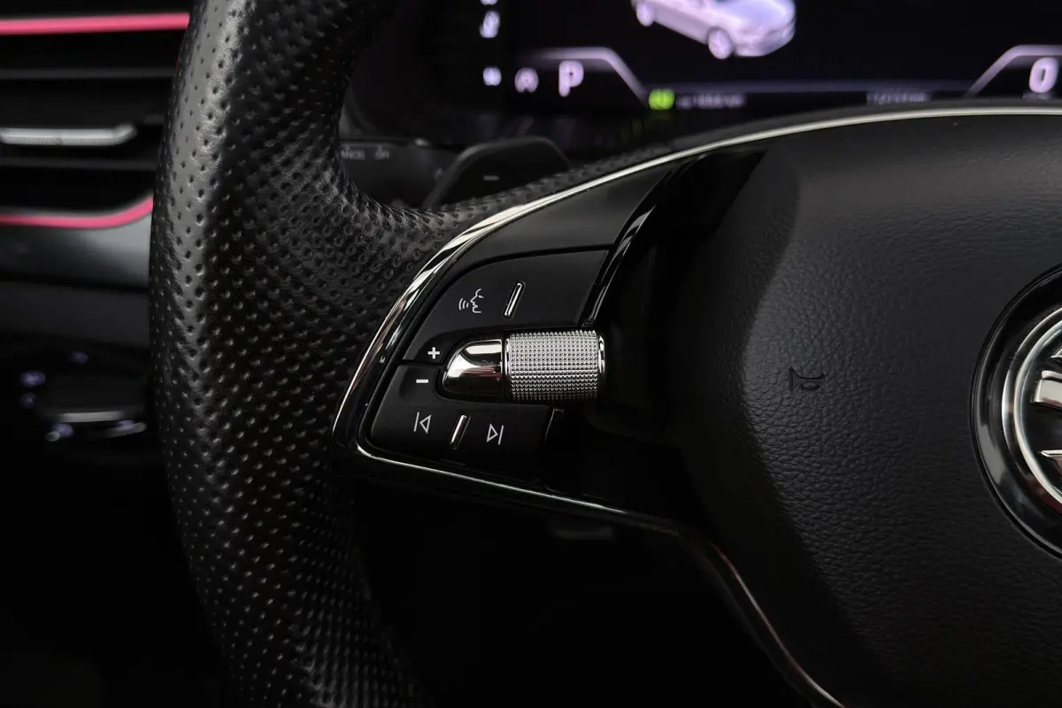 1.0 TSI Sport Business | Panoramadak | CarPlay | Org NL | Climate Control | Stoelverwarming | Sportstoelen | PDC |