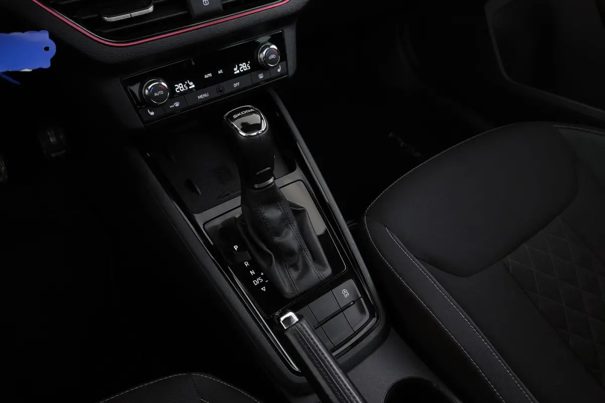 1.0 TSI Sport Business | Panoramadak | CarPlay | Org NL | Climate Control | Stoelverwarming | Sportstoelen | PDC |