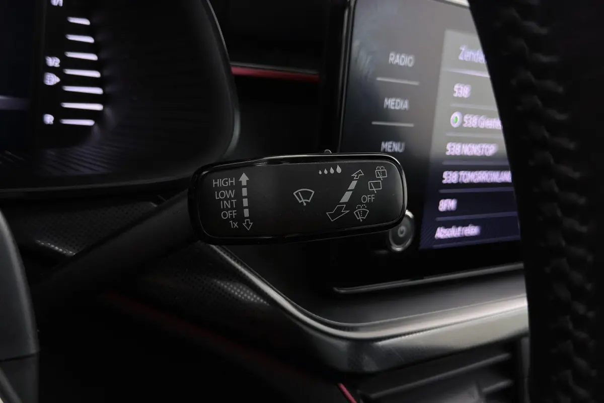 1.0 TSI Sport Business | Panoramadak | CarPlay | Org NL | Climate Control | Stoelverwarming | Sportstoelen | PDC |