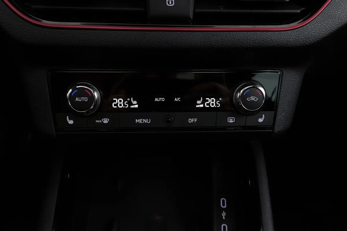 1.0 TSI Sport Business | Panoramadak | CarPlay | Org NL | Climate Control | Stoelverwarming | Sportstoelen | PDC |