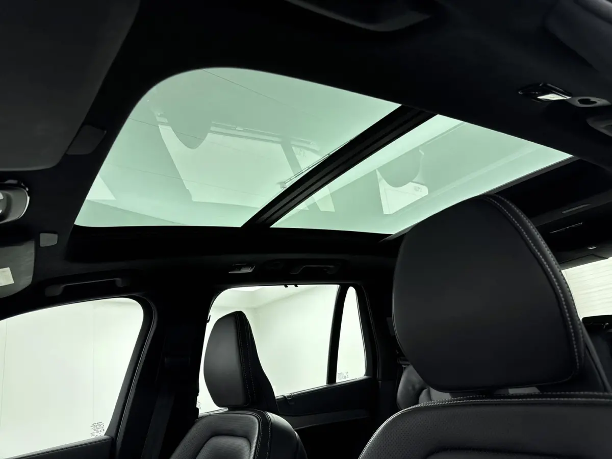 2.0 T8 Recharge AWD Ultimate Dark | Trekhaak | Bower & Wilkins Audio | Gelamineerd Glas | Luchtvering | PDC V+A+ 360 camera | Sportstoelen | 22 inch LM |
