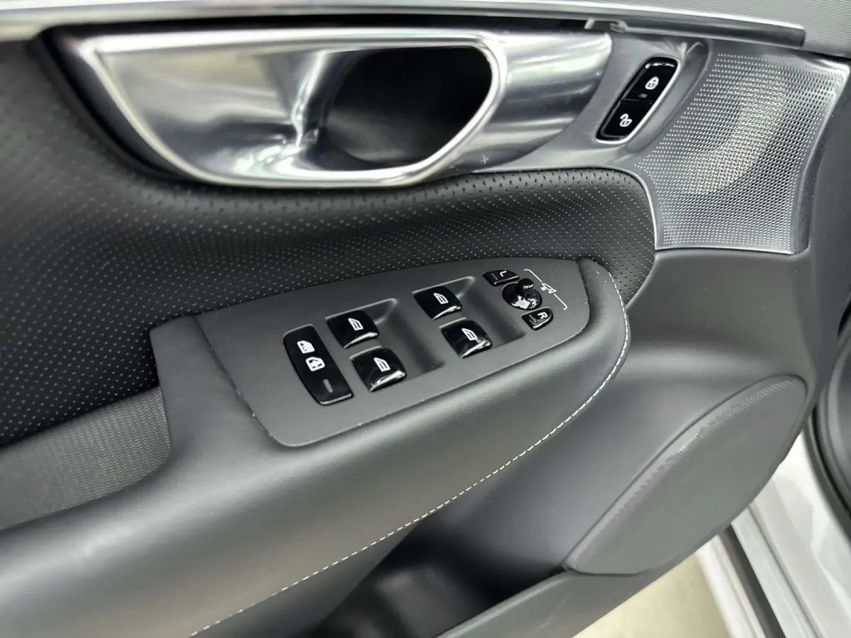 2.0 T8 Recharge AWD Ultimate Dark | Trekhaak | Bower & Wilkins Audio | Gelamineerd Glas | Luchtvering | PDC V+A+ 360 camera | Sportstoelen | 22 inch LM |