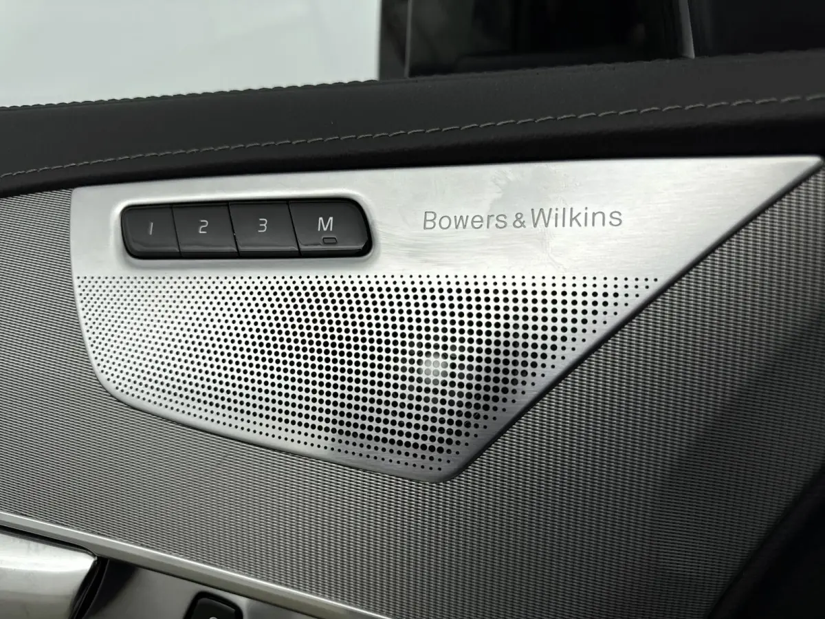 2.0 T8 Recharge AWD Ultimate Dark | Trekhaak | Bower & Wilkins Audio | Gelamineerd Glas | Luchtvering | PDC V+A+ 360 camera | Sportstoelen | 22 inch LM |
