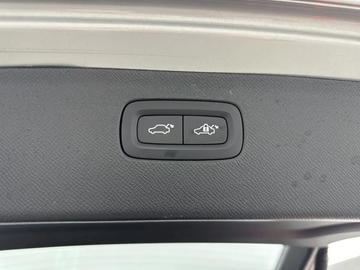 2.0 T8 Recharge AWD Ultimate Dark | Trekhaak | Bower & Wilkins Audio | Gelamineerd Glas | Luchtvering | PDC V+A+ 360 camera | Sportstoelen | 22 inch LM |