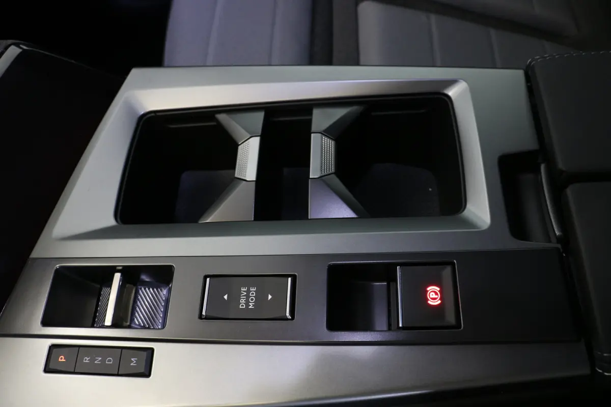 GS, | Draadloze telefoonlader (Inductie) | Elektronische klimaatregeling met twee zones | IntelliLux Pixel HD Matrix LED koplampen incl. adaptieve grootlicht assistentie en verlichte 3D Vizo