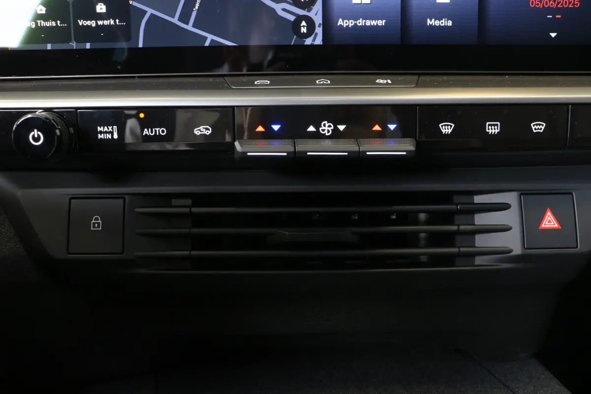 GS, | Draadloze telefoonlader (Inductie) | Elektronische klimaatregeling met twee zones | IntelliLux Pixel HD Matrix LED koplampen incl. adaptieve grootlicht assistentie en verlichte 3D Vizo