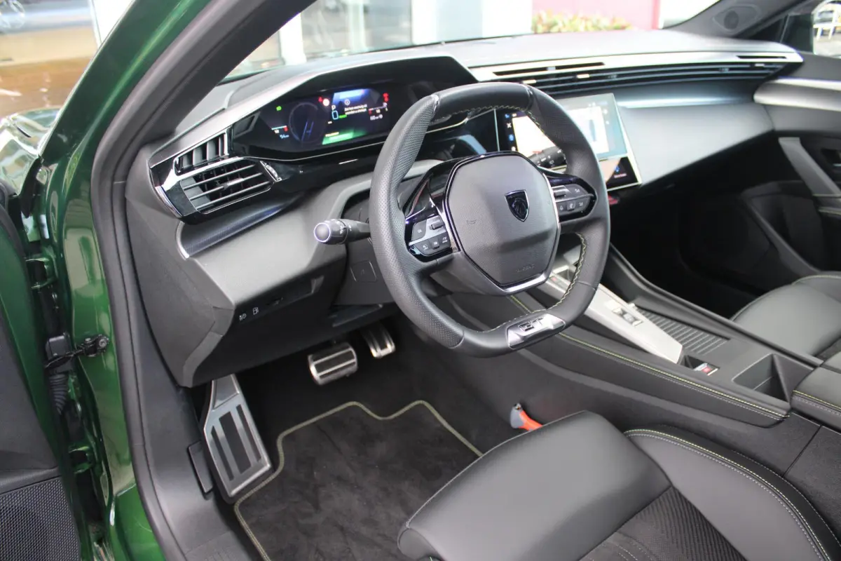 1.6 Plug-in Hybrid 225PK GT | ELEKTRISCH BEDIENBARE BESTUURDERSSTOEL MET GEHEUGENFUNCTIE | VOORSTOELEN MET VERWARMING EN MASSAGE FUNCTIE | 360° CAMERA | PARKEERSENSOREN VOOR + ACHTER | NAVI