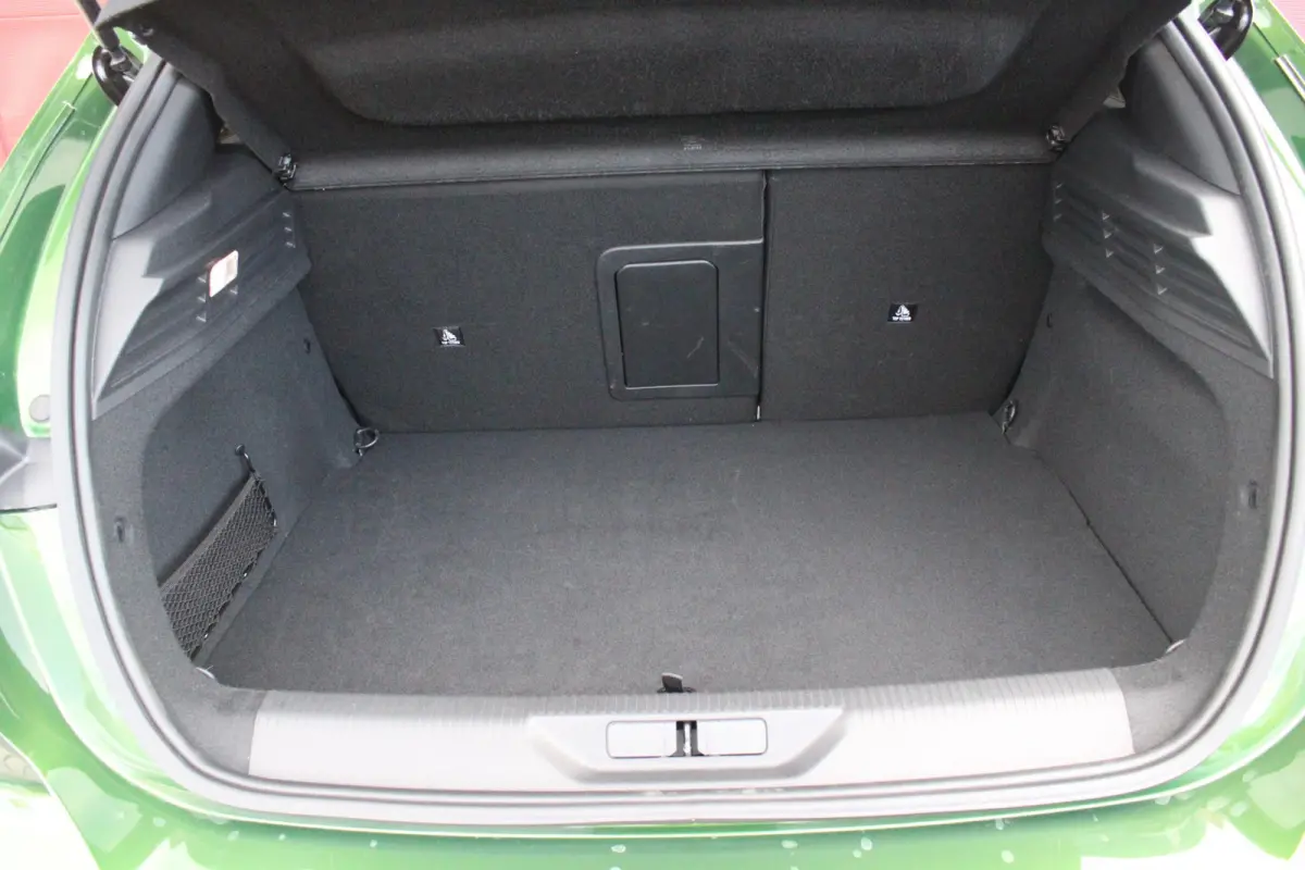 1.6 Plug-in Hybrid 225PK GT | ELEKTRISCH BEDIENBARE BESTUURDERSSTOEL MET GEHEUGENFUNCTIE | VOORSTOELEN MET VERWARMING EN MASSAGE FUNCTIE | 360° CAMERA | PARKEERSENSOREN VOOR + ACHTER | NAVI