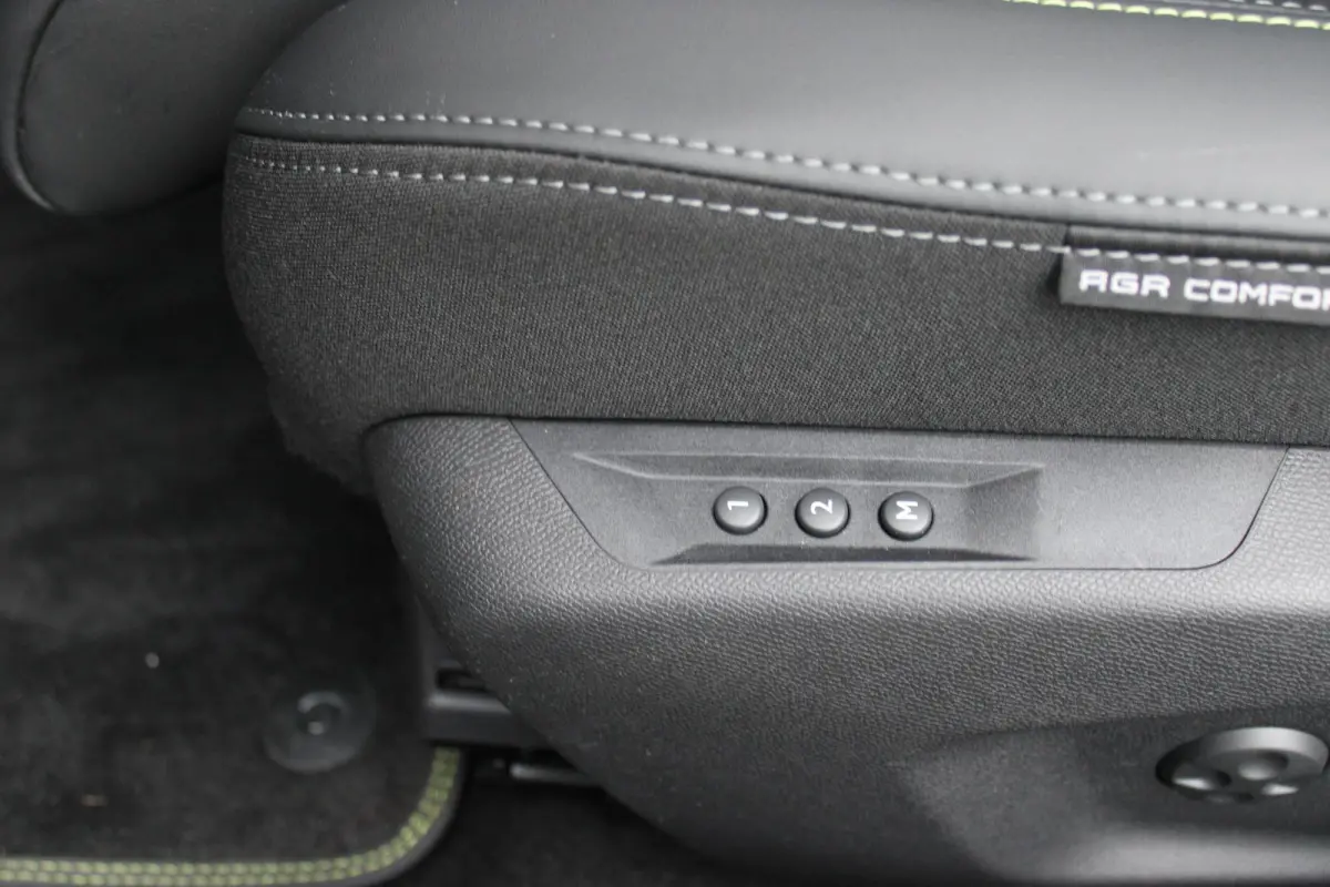 1.6 Plug-in Hybrid 225PK GT | ELEKTRISCH BEDIENBARE BESTUURDERSSTOEL MET GEHEUGENFUNCTIE | VOORSTOELEN MET VERWARMING EN MASSAGE FUNCTIE | 360° CAMERA | PARKEERSENSOREN VOOR + ACHTER | NAVI