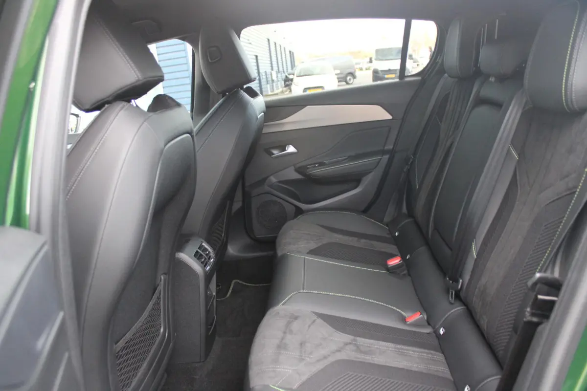 1.6 Plug-in Hybrid 225PK GT | ELEKTRISCH BEDIENBARE BESTUURDERSSTOEL MET GEHEUGENFUNCTIE | VOORSTOELEN MET VERWARMING EN MASSAGE FUNCTIE | 360° CAMERA | PARKEERSENSOREN VOOR + ACHTER | NAVI