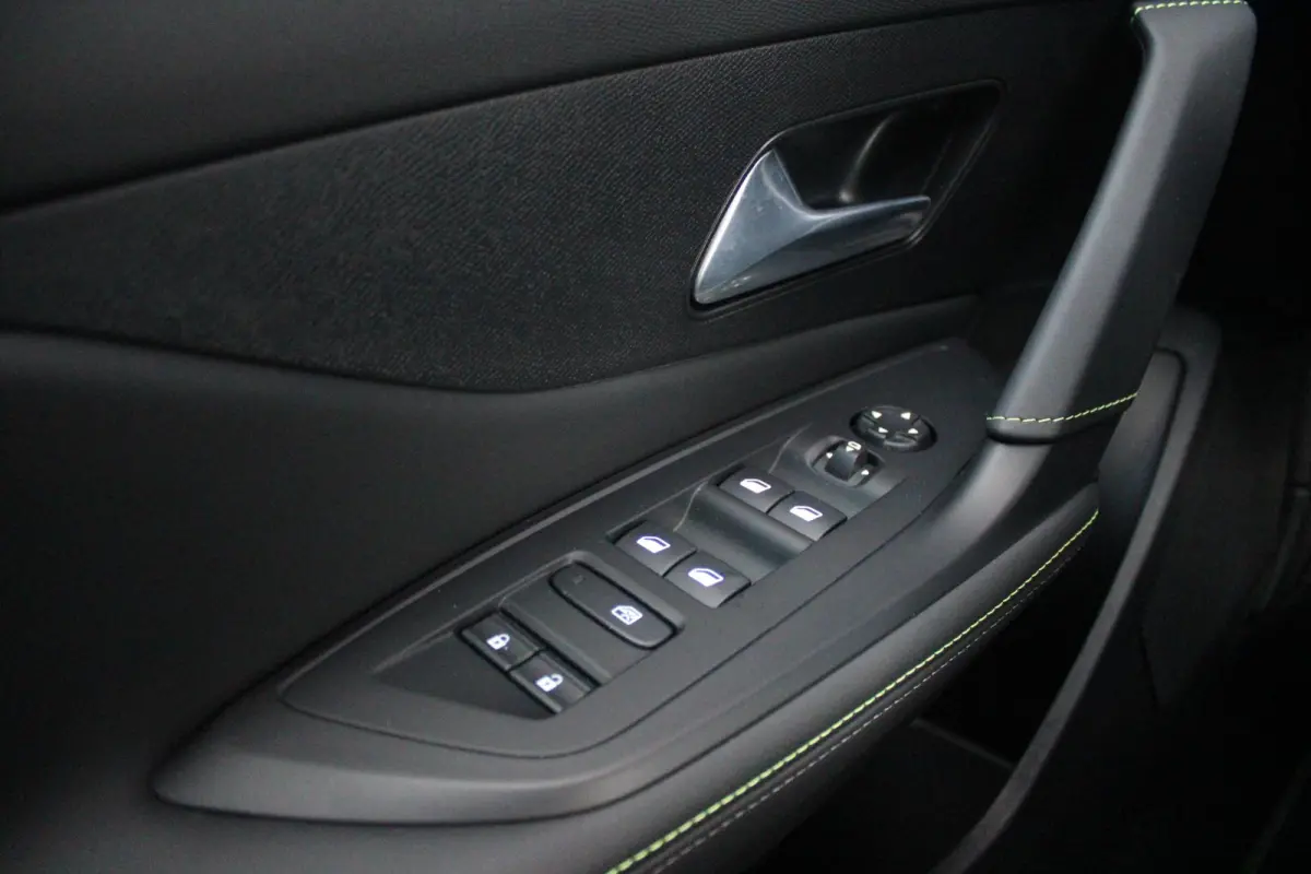 1.6 Plug-in Hybrid 225PK GT | ELEKTRISCH BEDIENBARE BESTUURDERSSTOEL MET GEHEUGENFUNCTIE | VOORSTOELEN MET VERWARMING EN MASSAGE FUNCTIE | 360° CAMERA | PARKEERSENSOREN VOOR + ACHTER | NAVI