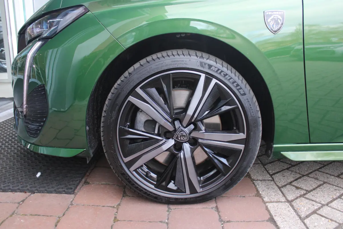 1.6 Plug-in Hybrid 225PK GT | ELEKTRISCH BEDIENBARE BESTUURDERSSTOEL MET GEHEUGENFUNCTIE | VOORSTOELEN MET VERWARMING EN MASSAGE FUNCTIE | 360° CAMERA | PARKEERSENSOREN VOOR + ACHTER | NAVI
