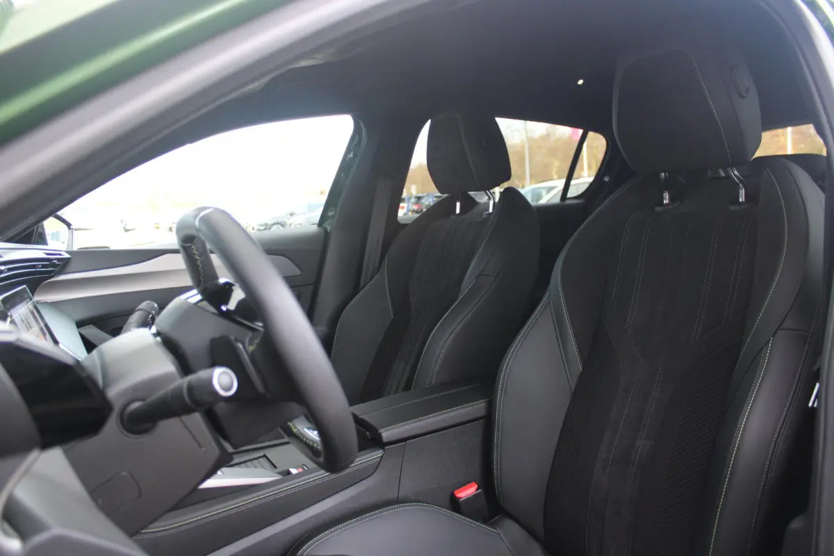 1.6 Plug-in Hybrid 225PK GT | ELEKTRISCH BEDIENBARE BESTUURDERSSTOEL MET GEHEUGENFUNCTIE | VOORSTOELEN MET VERWARMING EN MASSAGE FUNCTIE | 360° CAMERA | PARKEERSENSOREN VOOR + ACHTER | NAVI