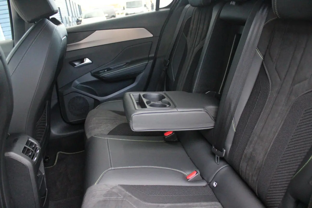1.6 Plug-in Hybrid 225PK GT | ELEKTRISCH BEDIENBARE BESTUURDERSSTOEL MET GEHEUGENFUNCTIE | VOORSTOELEN MET VERWARMING EN MASSAGE FUNCTIE | 360° CAMERA | PARKEERSENSOREN VOOR + ACHTER | NAVI