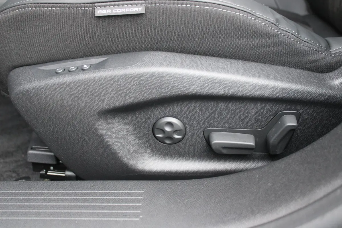 1.6 Plug-in Hybrid 225PK GT | ELEKTRISCH BEDIENBARE BESTUURDERSSTOEL MET GEHEUGENFUNCTIE | VOORSTOELEN MET VERWARMING EN MASSAGE FUNCTIE | 360° CAMERA | PARKEERSENSOREN VOOR + ACHTER | NAVI
