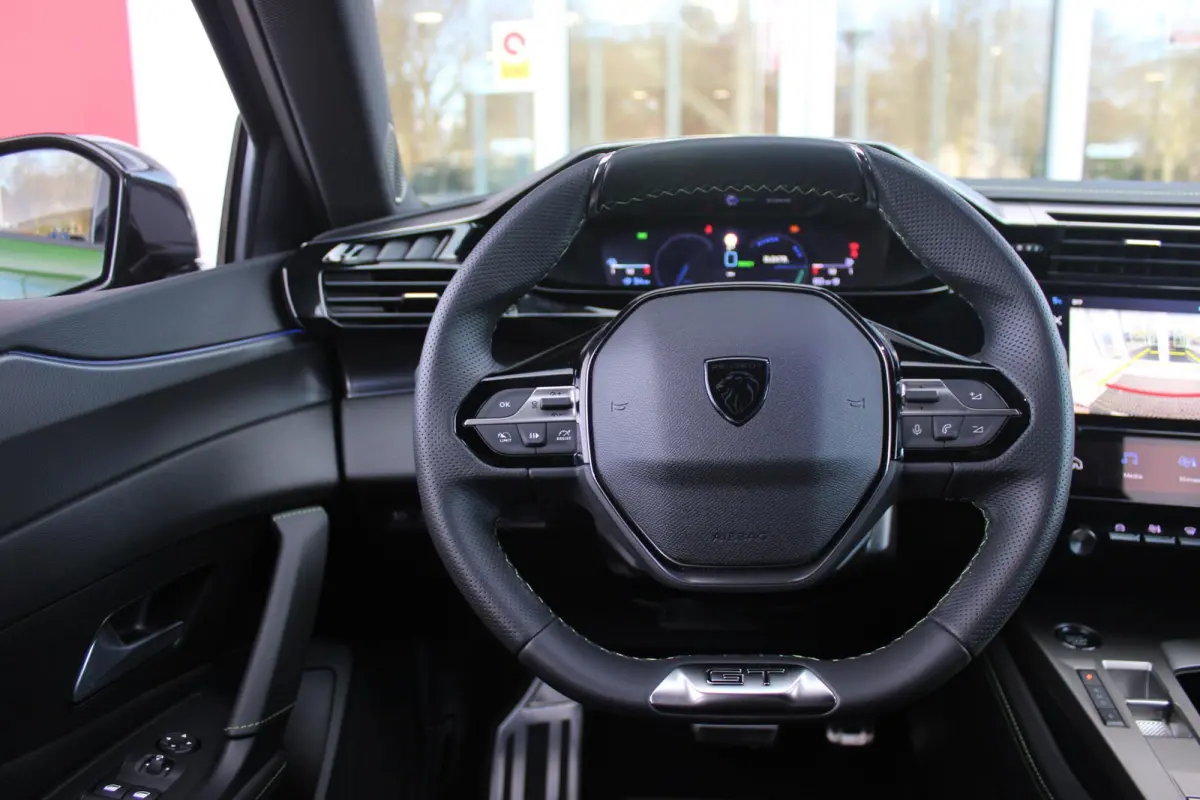 1.6 Plug-in Hybrid 225PK GT | ELEKTRISCH BEDIENBARE BESTUURDERSSTOEL MET GEHEUGENFUNCTIE | VOORSTOELEN MET VERWARMING EN MASSAGE FUNCTIE | 360° CAMERA | PARKEERSENSOREN VOOR + ACHTER | NAVI