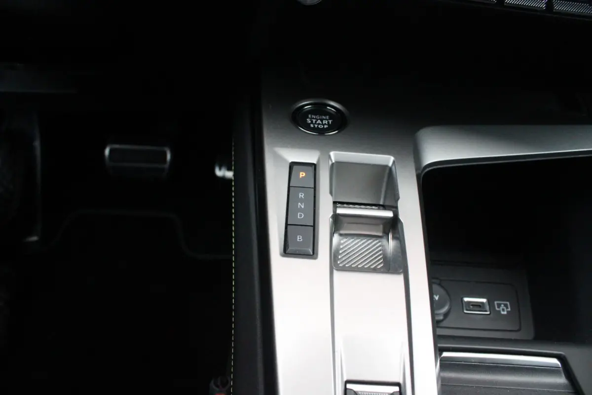 1.6 Plug-in Hybrid 225PK GT | ELEKTRISCH BEDIENBARE BESTUURDERSSTOEL MET GEHEUGENFUNCTIE | VOORSTOELEN MET VERWARMING EN MASSAGE FUNCTIE | 360° CAMERA | PARKEERSENSOREN VOOR + ACHTER | NAVI