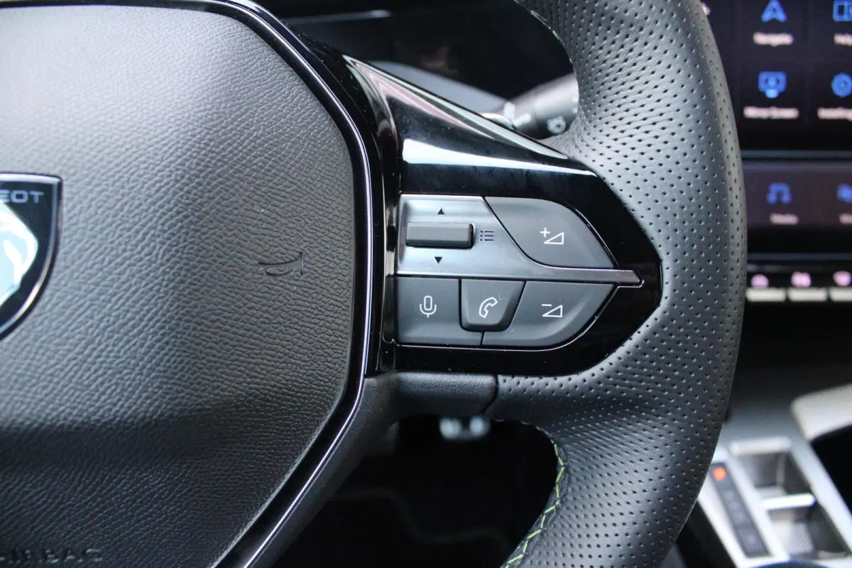 1.6 Plug-in Hybrid 225PK GT | ELEKTRISCH BEDIENBARE BESTUURDERSSTOEL MET GEHEUGENFUNCTIE | VOORSTOELEN MET VERWARMING EN MASSAGE FUNCTIE | 360° CAMERA | PARKEERSENSOREN VOOR + ACHTER | NAVI