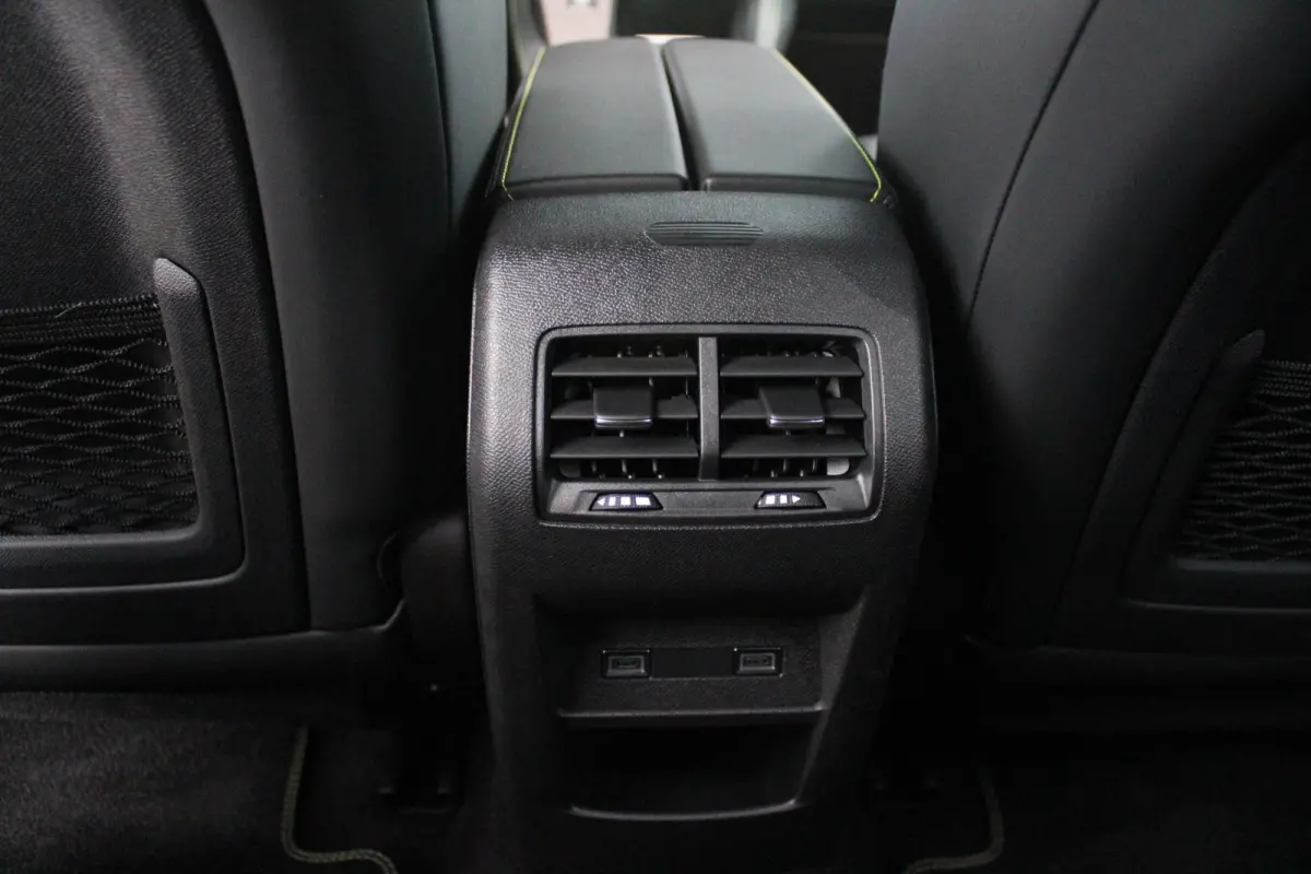 1.6 Plug-in Hybrid 225PK GT | ELEKTRISCH BEDIENBARE BESTUURDERSSTOEL MET GEHEUGENFUNCTIE | VOORSTOELEN MET VERWARMING EN MASSAGE FUNCTIE | 360° CAMERA | PARKEERSENSOREN VOOR + ACHTER | NAVI