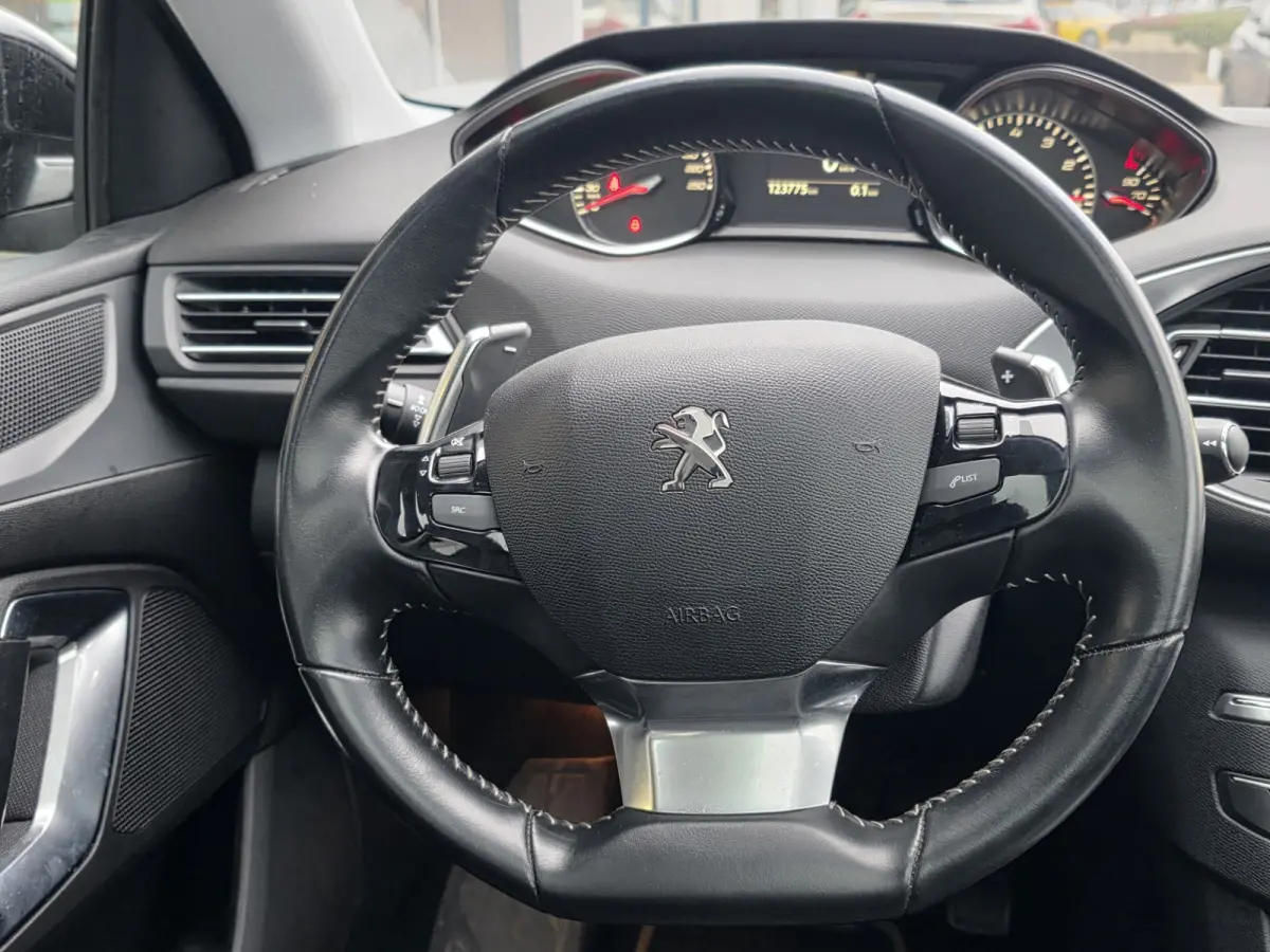 1.2 e-THP Allure Automaat – CarPlay – Trekhaak – pano –