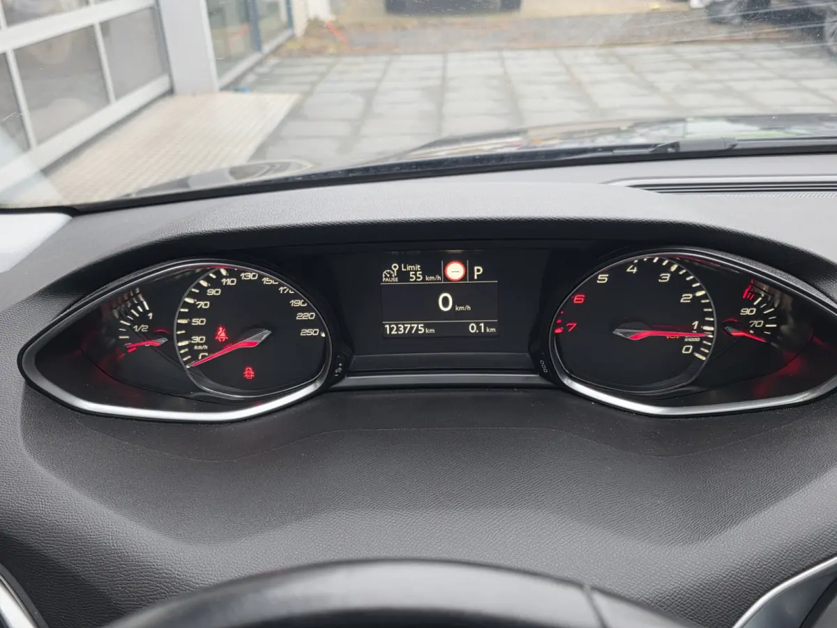 1.2 e-THP Allure Automaat – CarPlay – Trekhaak – pano –