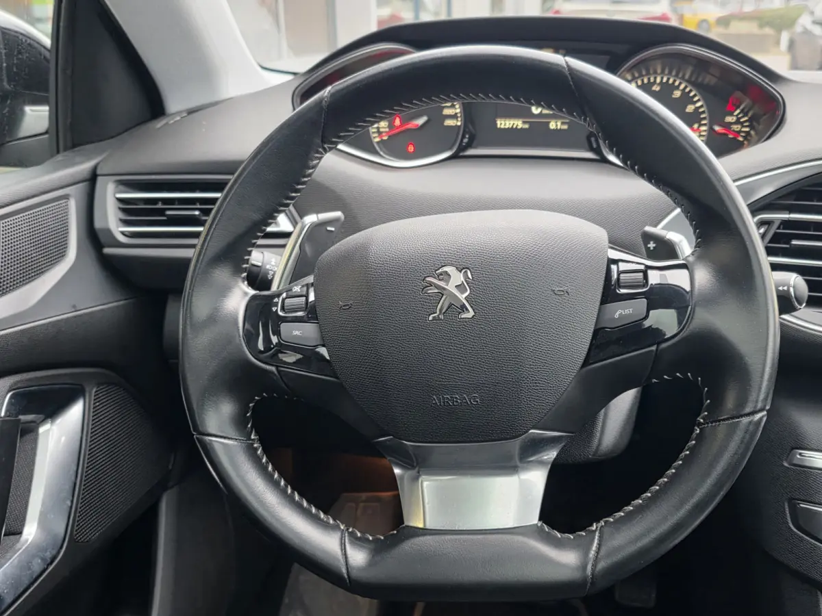 1.2 e-THP Allure Automaat – CarPlay – Trekhaak – pano –
