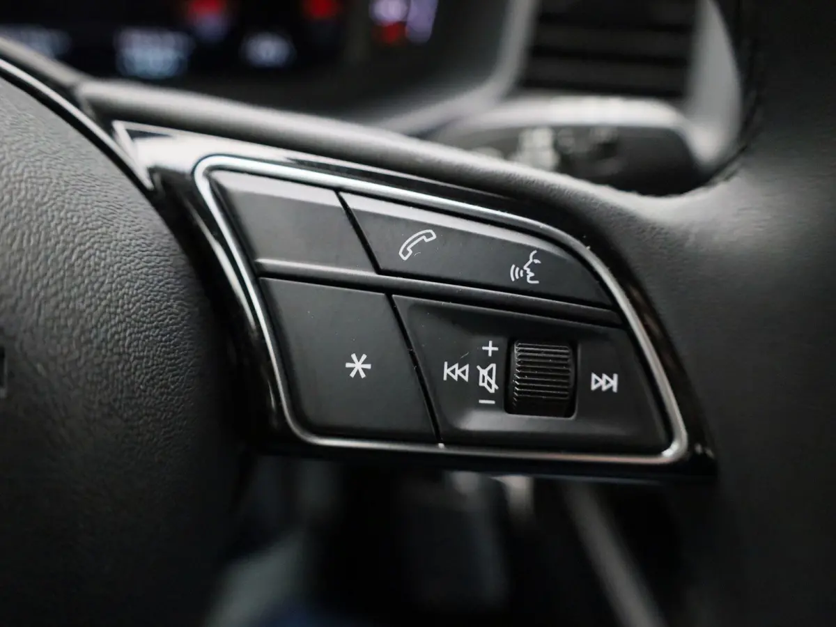 30 TFSI Advanced edition l Cruise control l Airco l Stoelverwarming l Apple Carplay / Android Auto l Parkeersensoren l Audi virtual cockpit l Bluetooth l Lichtmetalen wielen
