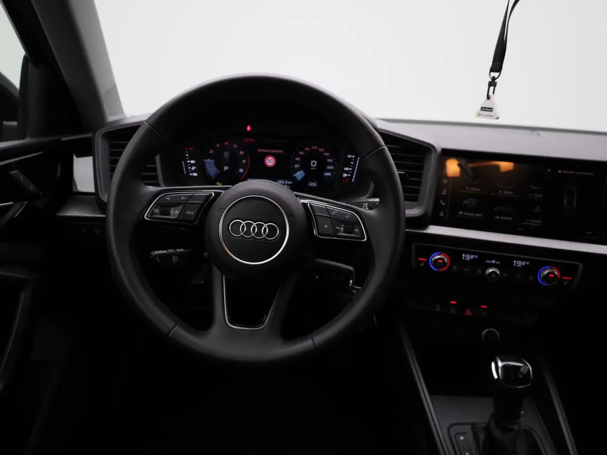 30 TFSI Advanced edition l Cruise control l Airco l Stoelverwarming l Apple Carplay / Android Auto l Parkeersensoren l Audi virtual cockpit l Bluetooth l Lichtmetalen wielen
