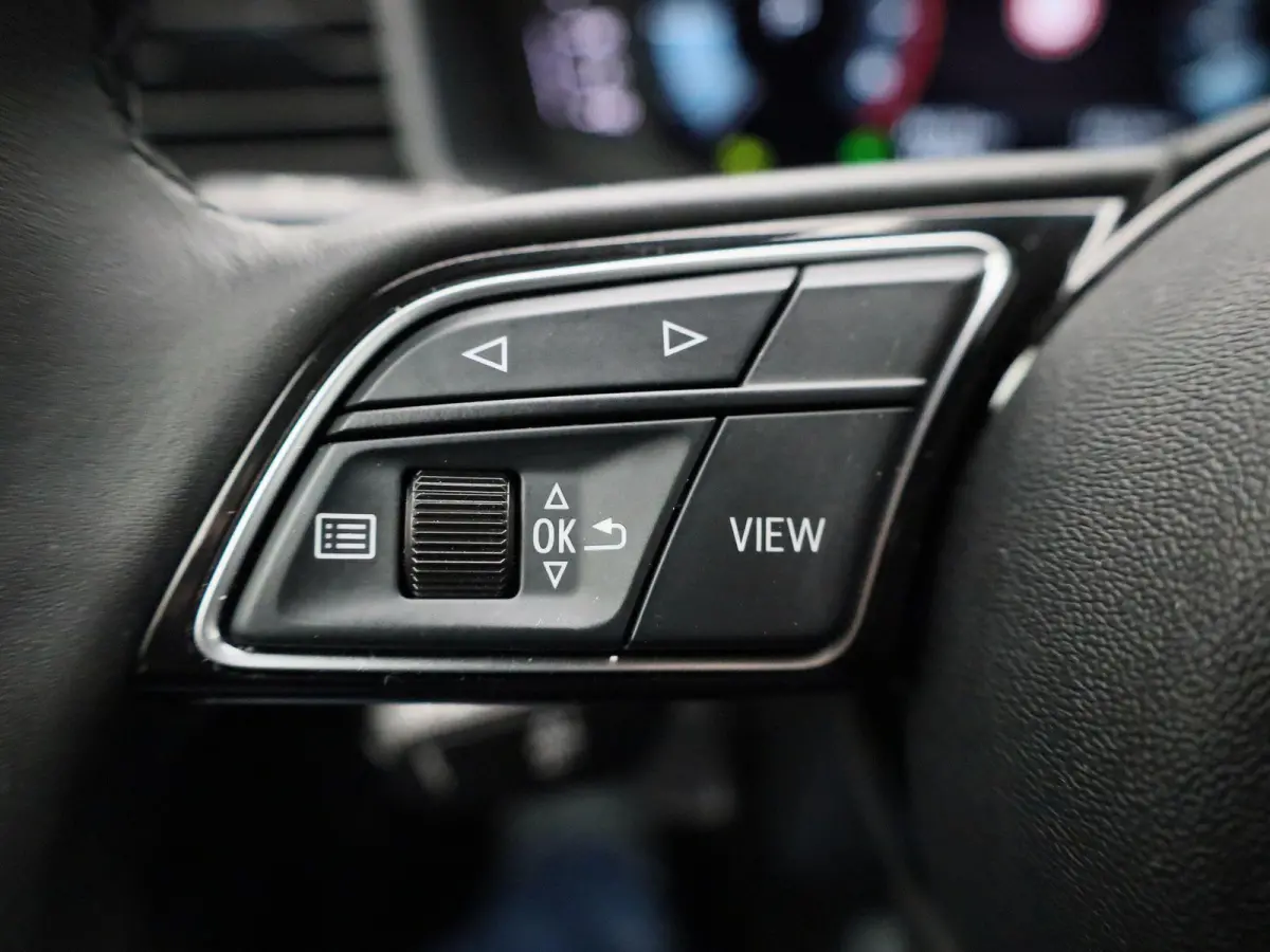 30 TFSI Advanced edition l Cruise control l Airco l Stoelverwarming l Apple Carplay / Android Auto l Parkeersensoren l Audi virtual cockpit l Bluetooth l Lichtmetalen wielen