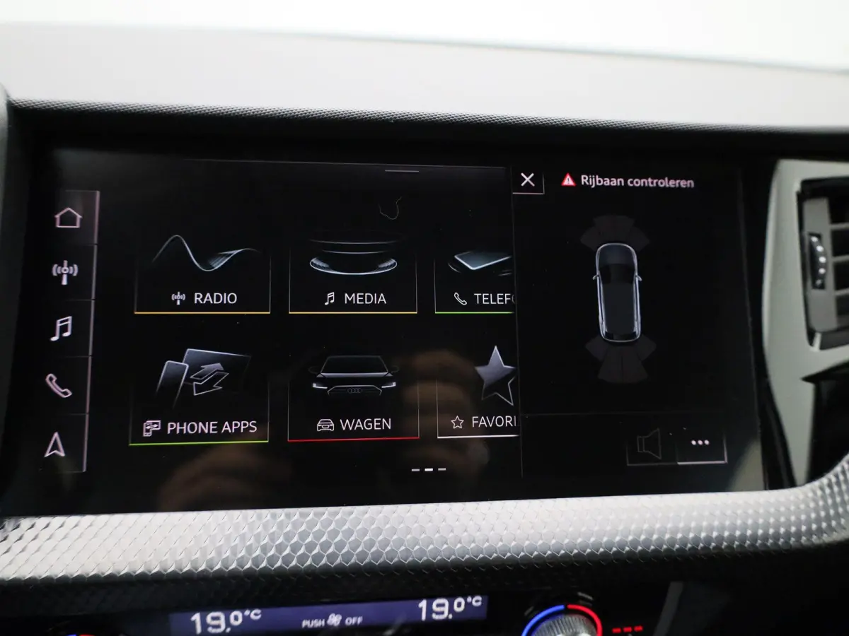 30 TFSI Advanced edition l Cruise control l Airco l Stoelverwarming l Apple Carplay / Android Auto l Parkeersensoren l Audi virtual cockpit l Bluetooth l Lichtmetalen wielen