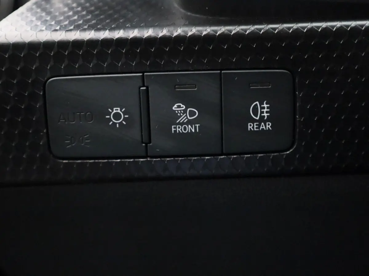 30 TFSI Advanced edition l Cruise control l Airco l Stoelverwarming l Apple Carplay / Android Auto l Parkeersensoren l Audi virtual cockpit l Bluetooth l Lichtmetalen wielen