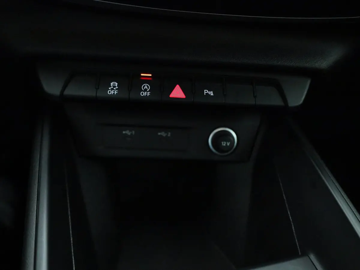 30 TFSI Advanced edition l Cruise control l Airco l Stoelverwarming l Apple Carplay / Android Auto l Parkeersensoren l Audi virtual cockpit l Bluetooth l Lichtmetalen wielen