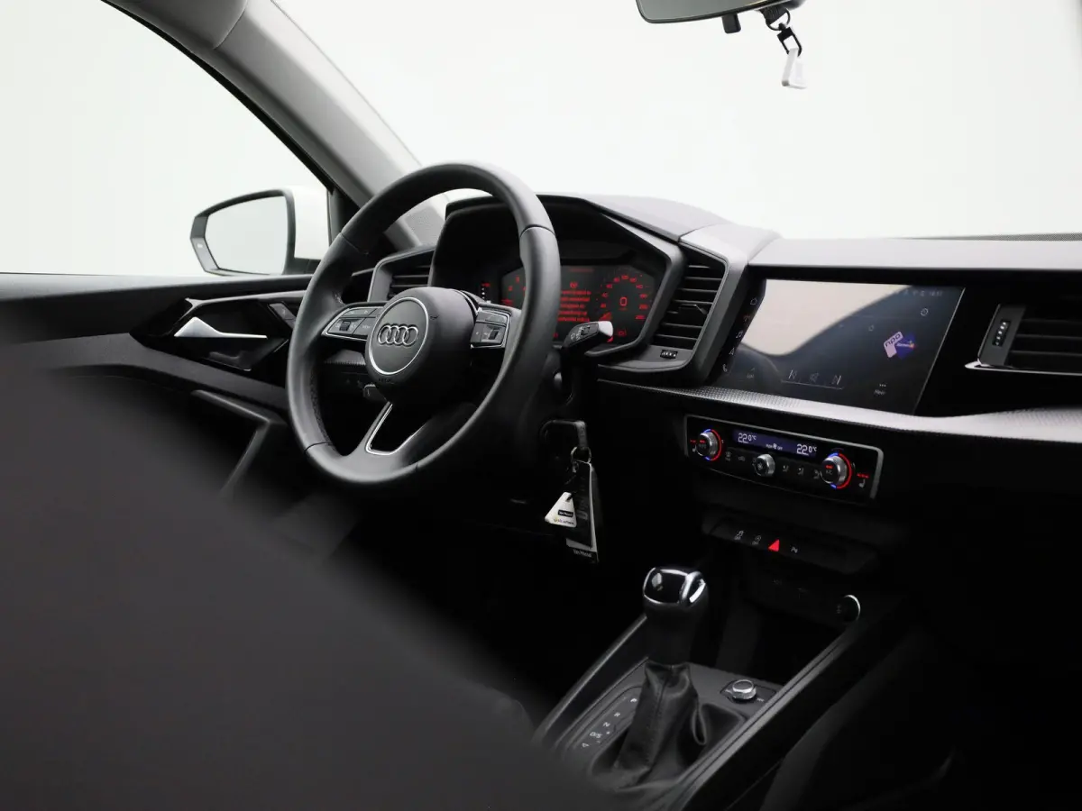 30 TFSI Advanced edition l Cruise control l Stoelverwarming l Airco l Apple Carplay / Android Auto l Dimbare binnenspiegel l Parkeersensoren l Ledkoplampen l Bluetooth l Lichtmetalen wielen
