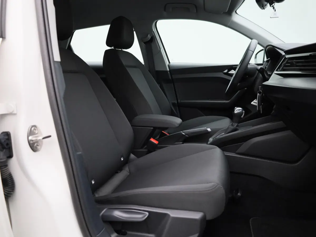 30 TFSI Advanced edition l Cruise control l Stoelverwarming l Airco l Apple Carplay / Android Auto l Dimbare binnenspiegel l Parkeersensoren l Ledkoplampen l Bluetooth l Lichtmetalen wielen
