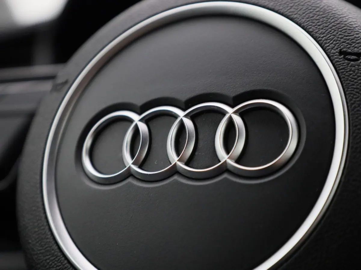 30 TFSI Advanced edition l Cruise control l Stoelverwarming l Airco l Apple Carplay / Android Auto l Dimbare binnenspiegel l Parkeersensoren l Ledkoplampen l Bluetooth l Lichtmetalen wielen