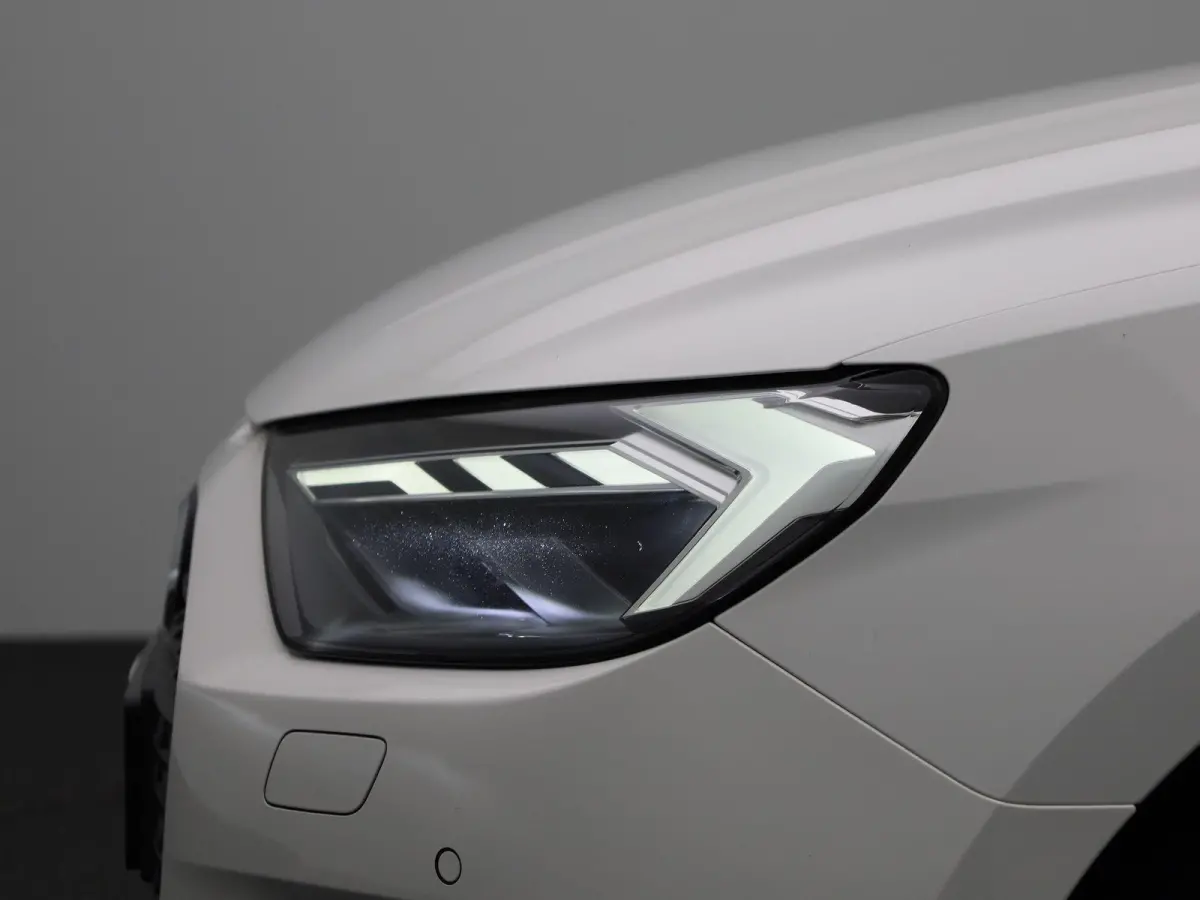 30 TFSI Advanced edition l Cruise control l Stoelverwarming l Airco l Apple Carplay / Android Auto l Dimbare binnenspiegel l Parkeersensoren l Ledkoplampen l Bluetooth l Lichtmetalen wielen